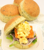 サーモンとほうれん草のバーガー